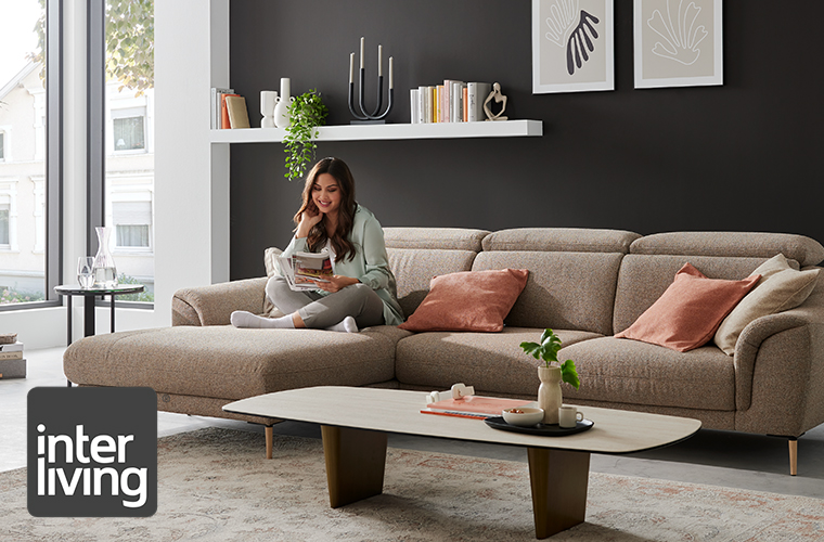 Ein beiges 3-Sitzer Sofa von der Marke Interliving.