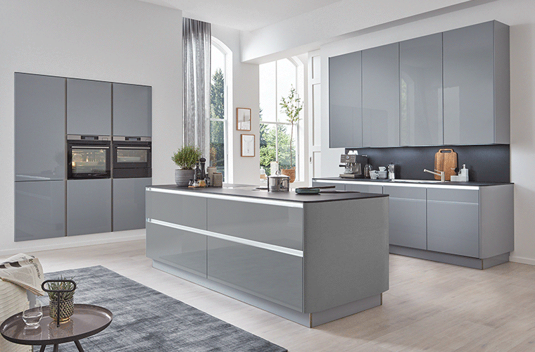 Moderne Einbauküche in Grau mit Kücheninsel.