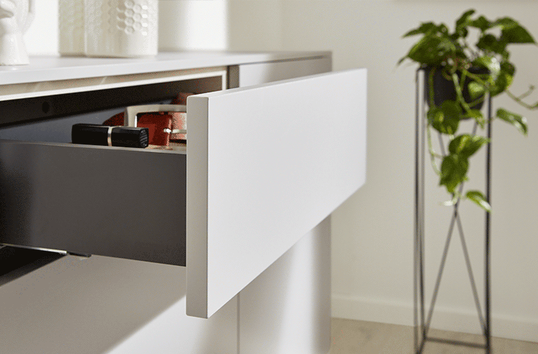 Offene Schublade einer weißen Garderobe von Interliving. 