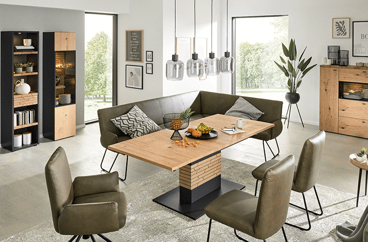 Essgruppe mit Eckbank, Polsterstühlen und Holztisch von Interliving.