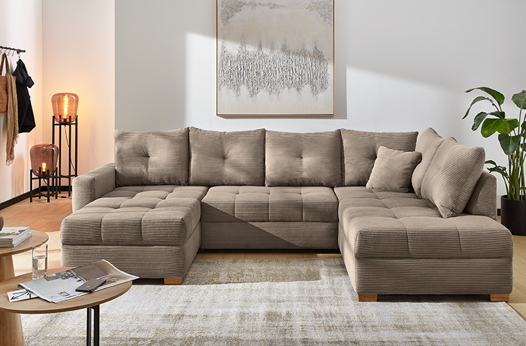 Große beige Wohnlandschaft in einem hellen Raum.