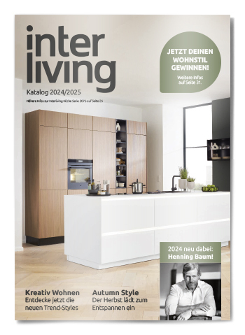 Titelbild des Interliving Katalogs 2024/2025 mit moderner Küche in Holz und Weiß.