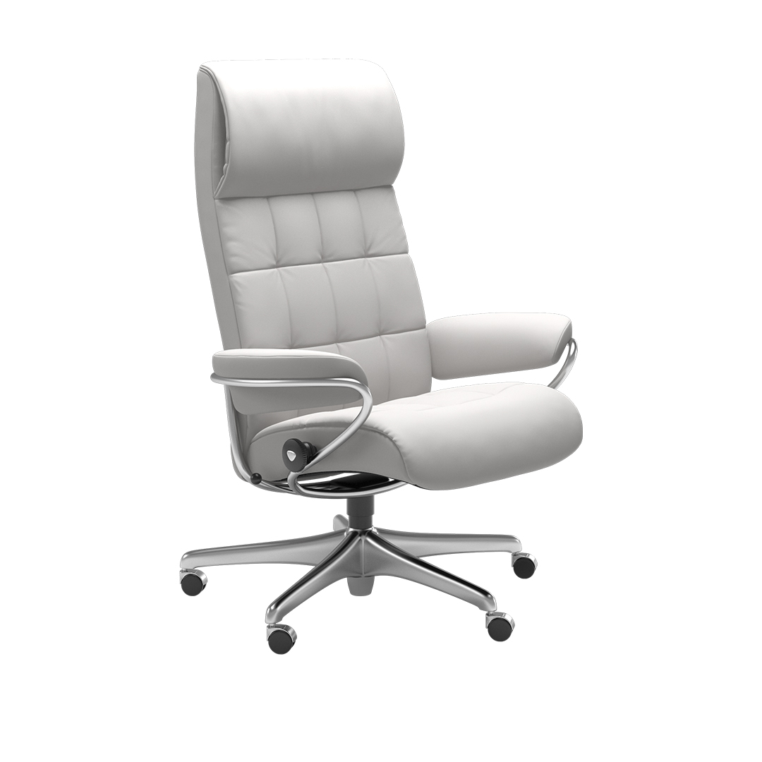 Weißer Stressless® Sessel vor weißem Hintergrund.