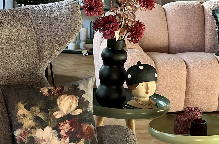 Dekoration und Blumenarrangements, welche auf einem Beistelltisch platziert wurden.