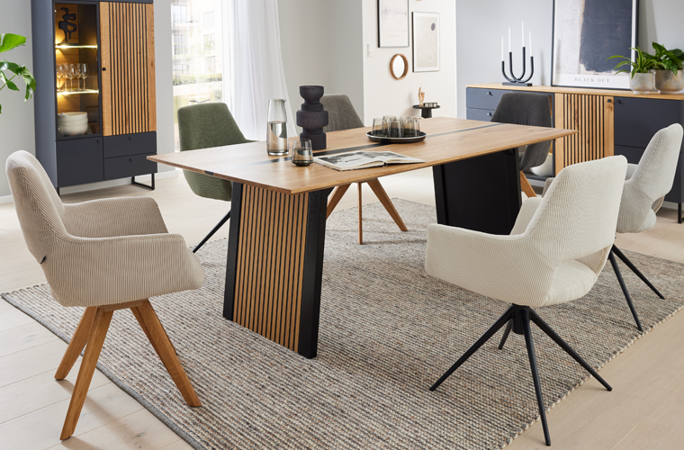Interliving Essgruppe „IL 5605“. Bestehend aus Tisch mit Holzdetails und gepolsterten Stühlen.
