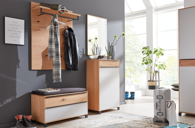Garderobe „IL 6005“ in Holzoptik mit Sitzbank, Wandpaneel und kleinem Schrank.