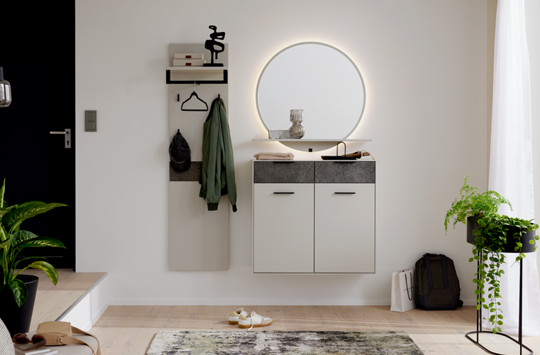 Garderobe „IL 6013“ mit Spiegel, Stauraum und Wandhaken in hellem Design.