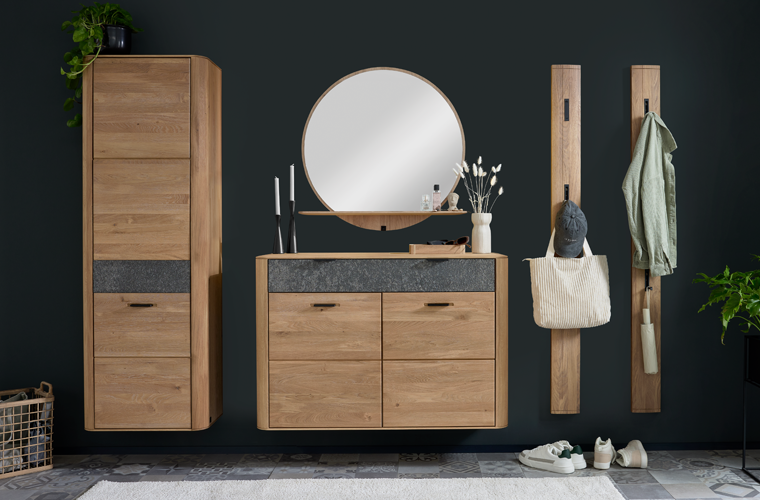 Garderobe „IL 6014“ in Holzoptik mit Spiegel, Stauraum und Wandpaneelen.